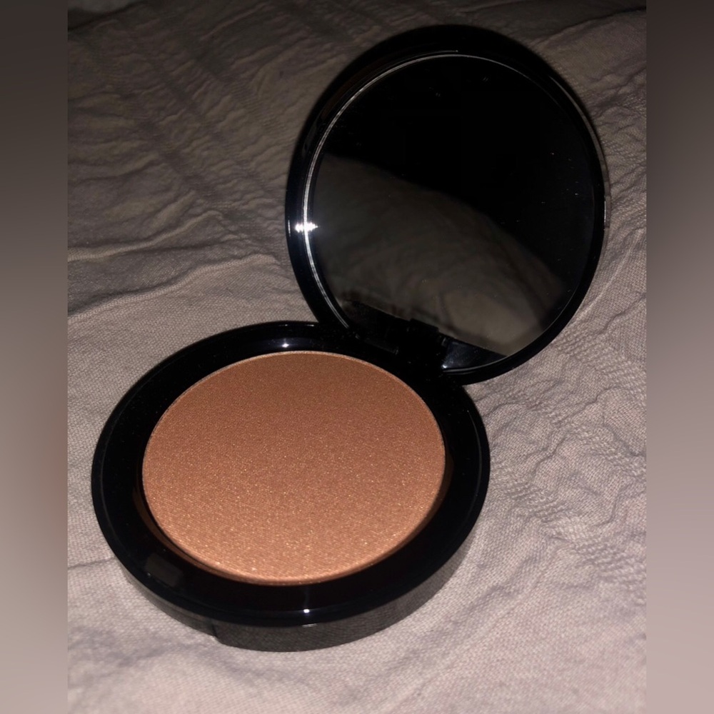 Bobbi Brown Bronzer -Aruba - Picture 3 of 8